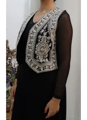 Chaleco Negro con Bordado en Blanco | Estilo Étnico Chic