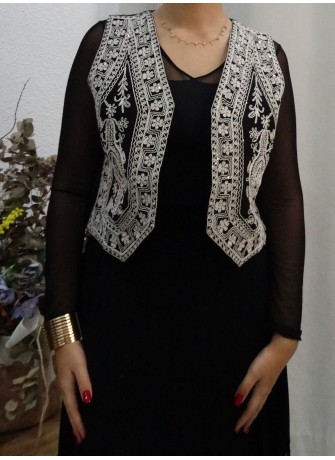 Chaleco Negro con Bordado en Blanco | Estilo Étnico Chic