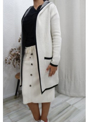 Rebeca Larga con Capucha y Ribete Negro | Estilo Casual Elegante