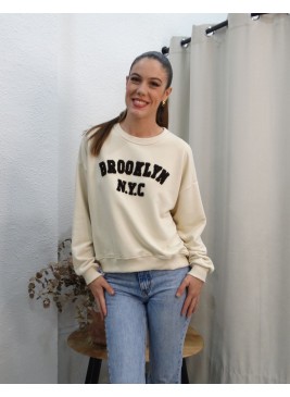 Sudadera Beige Estilo Universitario Brooklyn NYC | Moda Casual