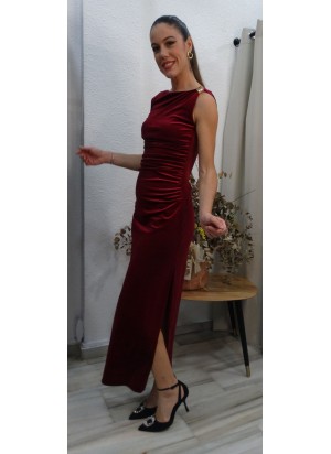 Vestido Largo Negro de Terciopelo y Detalle de Joya en el Hombro