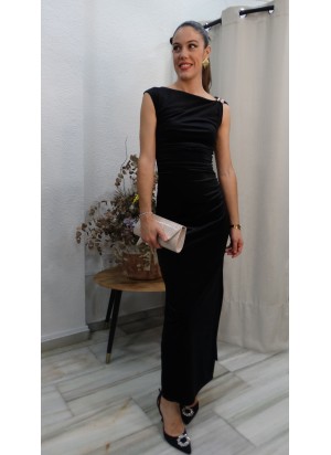 Vestido Largo Negro de Terciopelo y Detalle de Joya en el Hombro