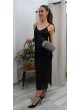 Modelo luciendo vestido de noche negro de tirantes y lentejuelas, con apertura lateral, perfecto para eventos.