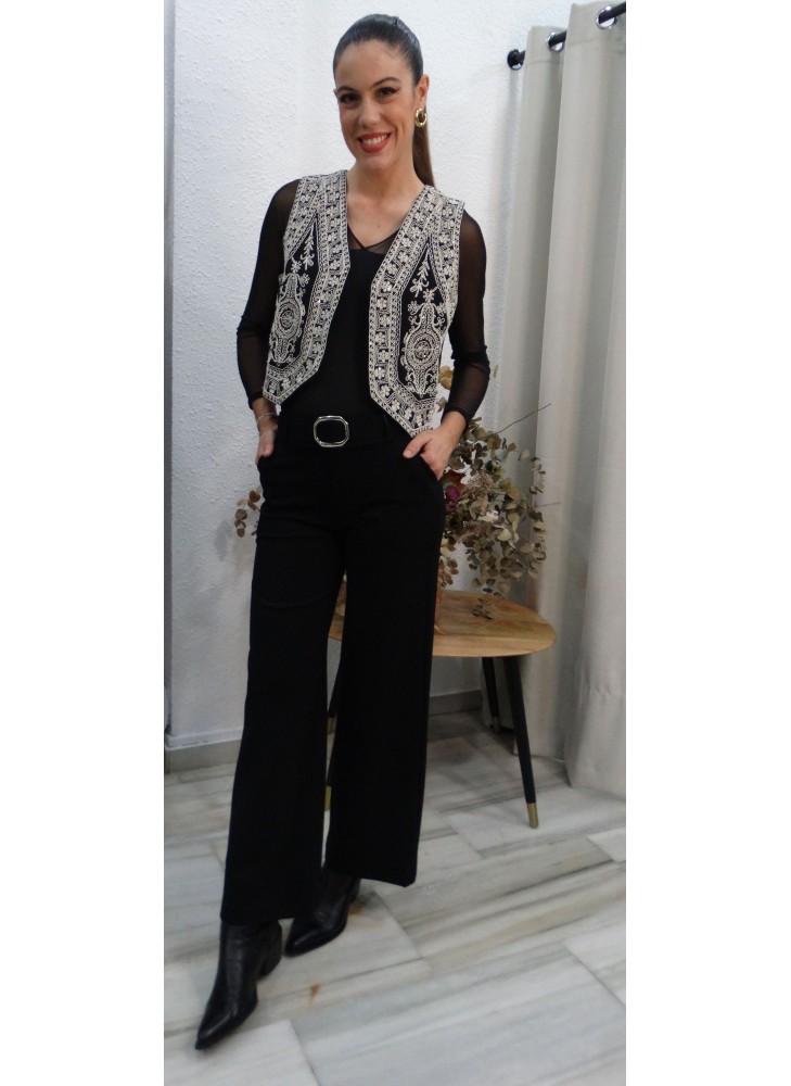 Chaleco Negro con Bordado en Blanco | Estilo Étnico Chic