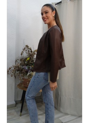 Cazadora Corta en Polipiel Marrón Chocolate Sin Cuello