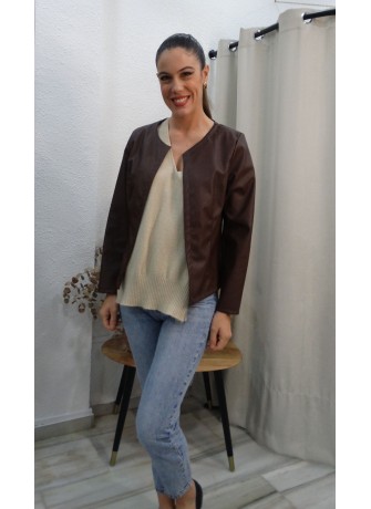 Cazadora Corta en Polipiel Marrón Chocolate Sin Cuello