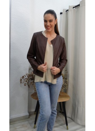 Cazadora Corta en Polipiel Marrón Chocolate Sin Cuello