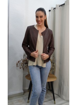 Cazadora Corta en Polipiel Marrón Chocolate Sin Cuello