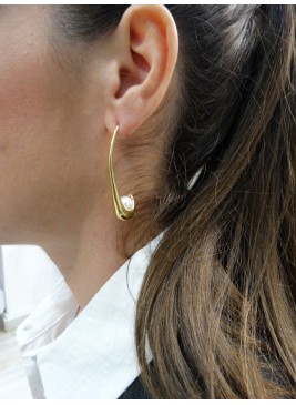 Pendiente Curvo de Acero Dorado con Perla | Diseño Minimalista y Moderno