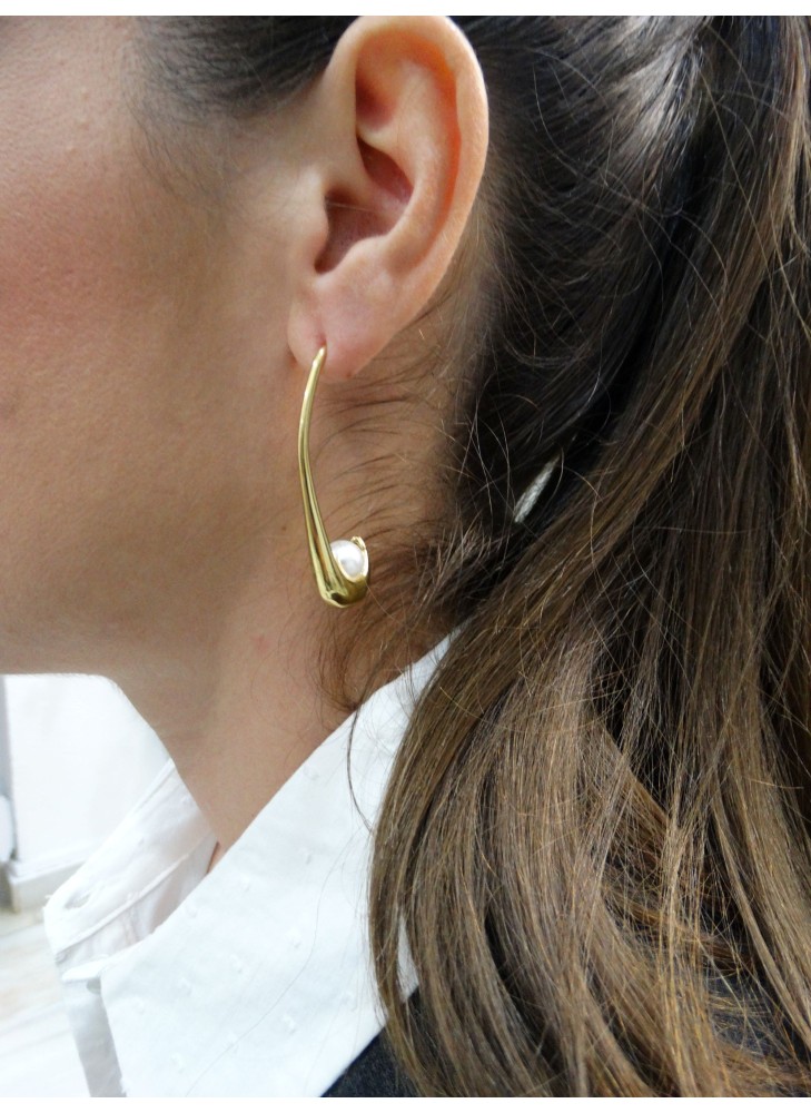 Pendiente Curvo de Acero Dorado con Perla | Diseño Minimalista y Moderno