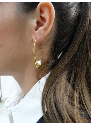 Pendiente Curvo de Acero Dorado con Perla | Diseño Minimalista y Moderno