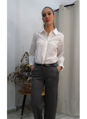Camisa de Plumeti con Detalles de Encaje | Blusa Blanca Elegante Cuello Cásico Manga Larga y Estilo Romantico