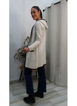 Rebeca Larga con Capucha y Ribete Negro | Estilo Casual Elegante