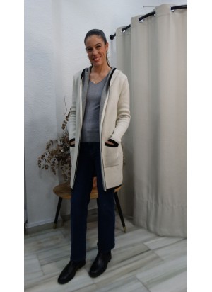 Rebeca Larga con Capucha y Ribete Negro | Estilo Casual Elegante