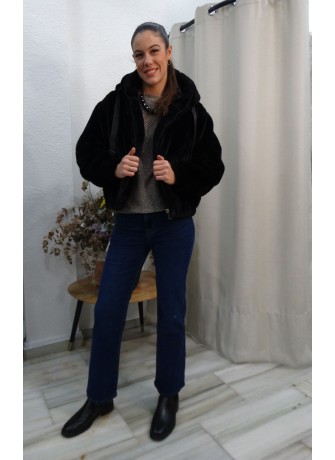 Cazadora  de Pelo Negro Suave y Cálida. Cazadora con Capucha para Mujer