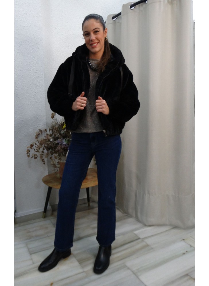 Cazadora  de Pelo Negro Suave y Cálida. Cazadora con Capucha para Mujer