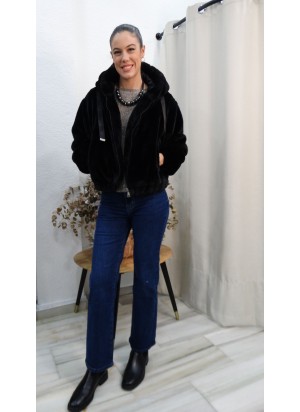 Cazadora  de Pelo Negro Suave y Cálida. Cazadora con Capucha para Mujer