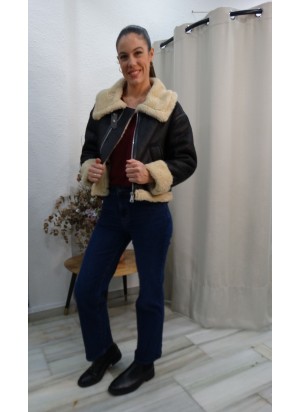 Cazadora de Cuero Sintético Versátil con Borrego en Cuello, Interior y Puños, Cremallera Metálica