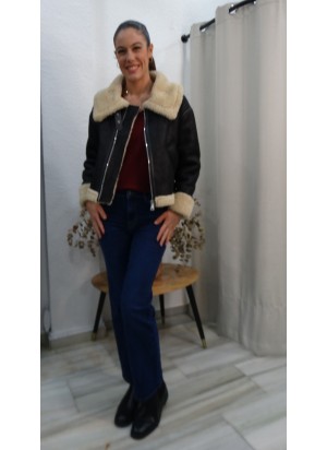 Cazadora de Cuero Sintético Versátil con Borrego en Cuello, Interior y Puños, Cremallera Metálica