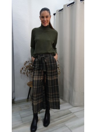 Jersey Punto Cuello Perkins en Verde Militar para Mujer con Estilo