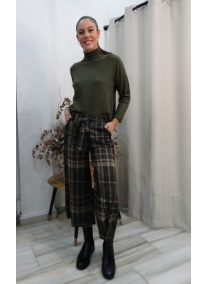 Jersey Punto Cuello Perkins en Verde Militar para Mujer con Estilo