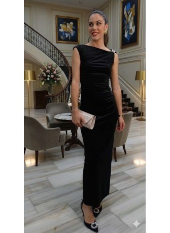 Vestido Largo Negro de Terciopelo y Detalle de Joya en el Hombro