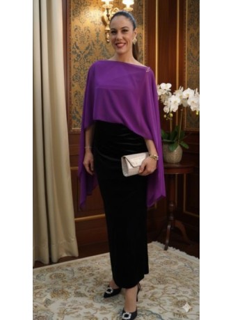 Vestido Largo Negro de Terciopelo y Detalle de Joya en el Hombro