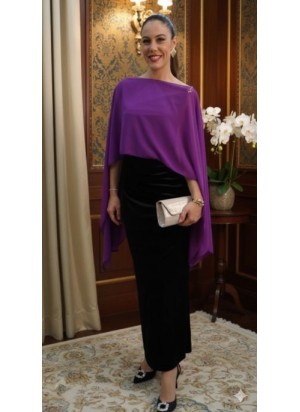 Vestido Largo Negro de Terciopelo y Detalle de Joya en el Hombro