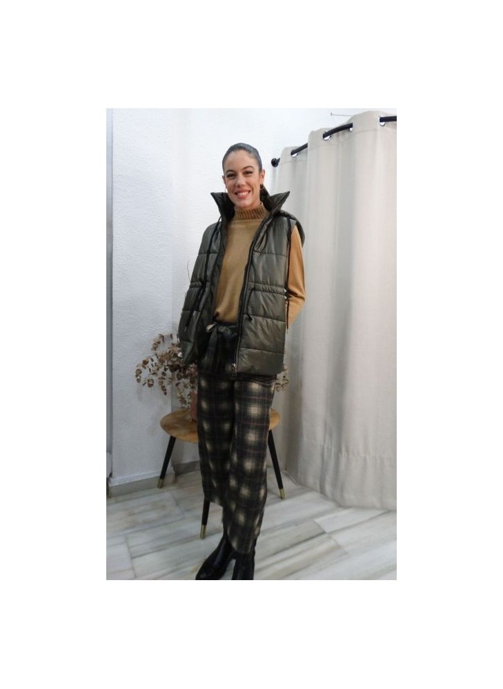 Chaleco Puffer Acolchado de Mujer con Capucha y Cuello Alto - Color Verde Militar