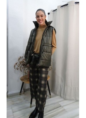 Chaleco Puffer Acolchado de Mujer con Capucha y Cuello Alto - Color Verde Militar