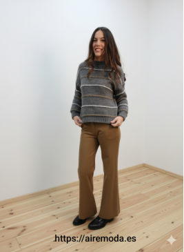 Jersey de punto gris con rayas horizontales blancas y ocres, combinado con pantalón de vestir color camel