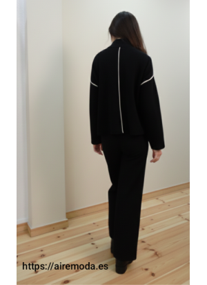 Jersey de Punto Negro de Cuello Perkins con Detalle Blanco | Airemoda