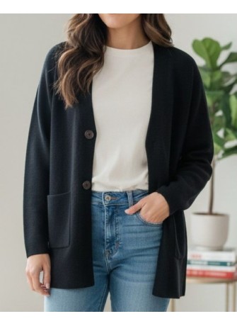 Modelo vistiendo rebeca de punto azul marino con botones sobre una camiseta blanca y vaqueros, envíos rápido