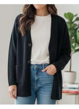 Modelo vistiendo rebeca de punto azul marino con botones sobre una camiseta blanca y vaqueros, envíos rápido