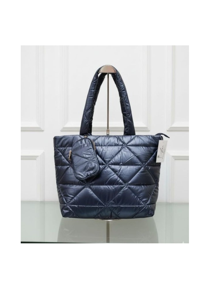 Bolso tote acolchado azul marino con acabado metalizado y monedero a juego