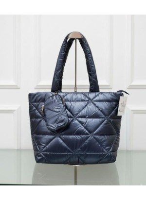 Bolso tote acolchado azul marino con acabado metalizado y monedero a juego