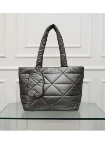 Bolso shopper acolchado en color gris metalizado con diseño de rombos, asas largas y neceser pequeño a juego