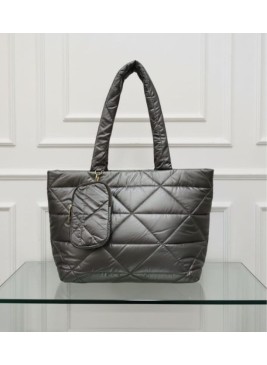 Bolso shopper acolchado en color gris metalizado con diseño de rombos, asas largas y neceser pequeño a juego