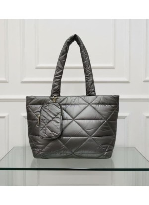 Bolso shopper acolchado en color gris metalizado con diseño de rombos, asas largas y neceser pequeño a juego