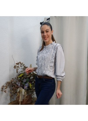 Camisa de Rayas Diplomáticas en Color Gris | Parte del Pecho Fruncida y Volantes