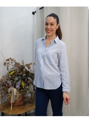 Modelo luciendo camisa de rayas diplomática celestes y manga larga