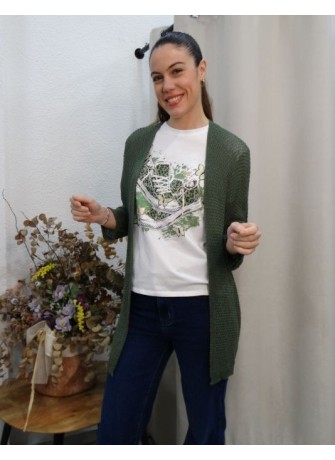 Mujer posando con rebeca de punto estilo casual en color verde oliva abierta y camiseta grafica blanca