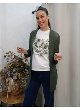 Mujer posando con rebeca de punto estilo casual en color verde oliva abierta y camiseta grafica blanca