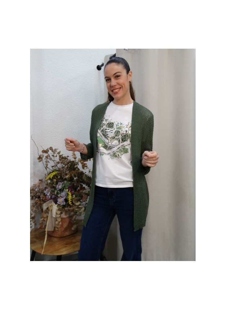 Mujer posando con rebeca de punto estilo casual en color verde oliva abierta y camiseta grafica blanca