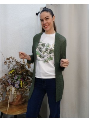 Mujer posando con rebeca de punto estilo casual en color verde oliva abierta y camiseta grafica blanca