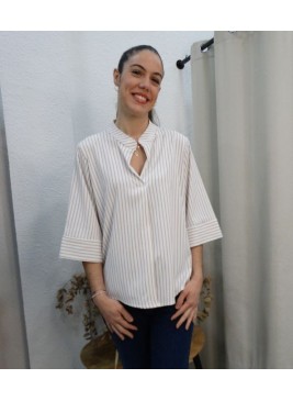 Modelo luciendo blusa de rayas verticales beige y blancas con cuello mao y manga tres cuartos