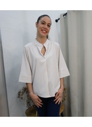 Modelo luciendo blusa de rayas verticales beige y blancas con cuello mao y manga tres cuartos