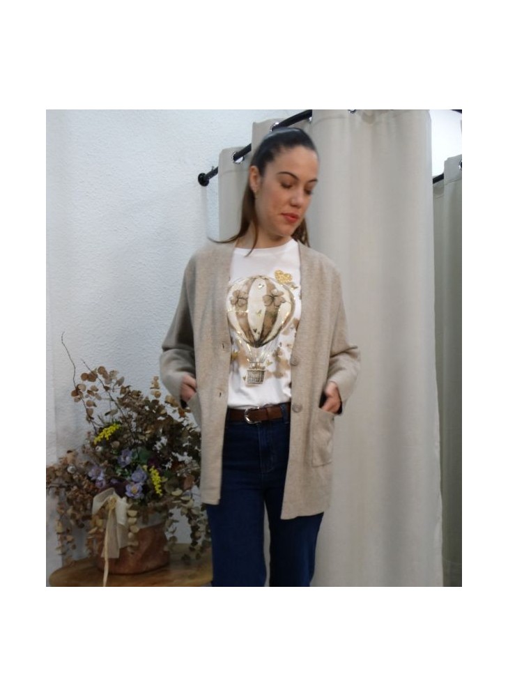 Modelo luciendo rebeca larga de punto en color topo con bolsillos frontales