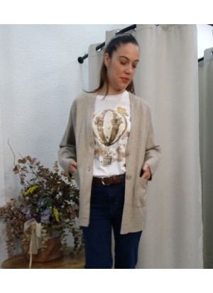 Modelo luciendo rebeca larga de punto en color topo con bolsillos frontales