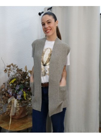 Modelo luciendo chaleco largo en color gris con bolsillos laterales